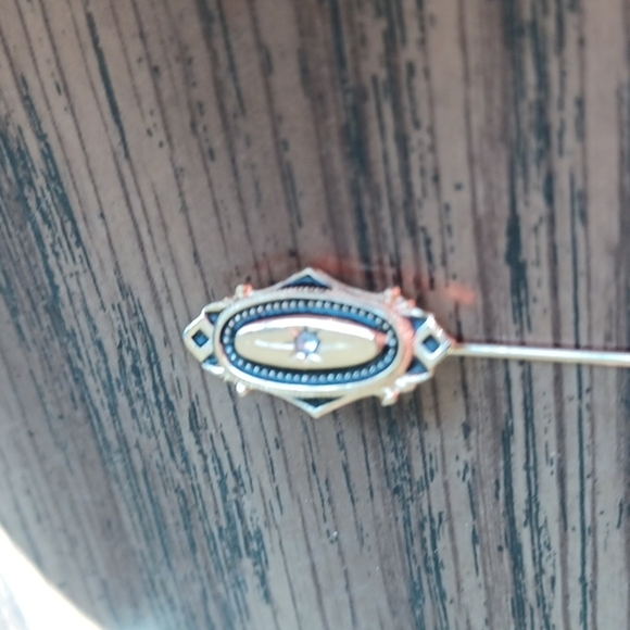 Vintage 70s Avon gold toned hat pin with rhinestone - Picture 5 of 5